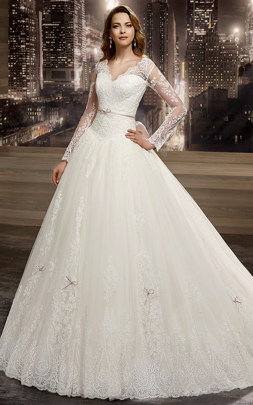 A-Linien-Brautkleid mit Illusion-V-Ausschnitt, langen Ärmeln und Schleife am Rücken