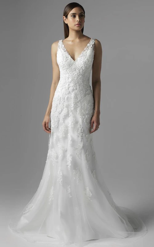 Vestido de novia largo sin mangas con escote en V, apliques de encaje y tul, cola de capilla y espalda con escote en V profundo.