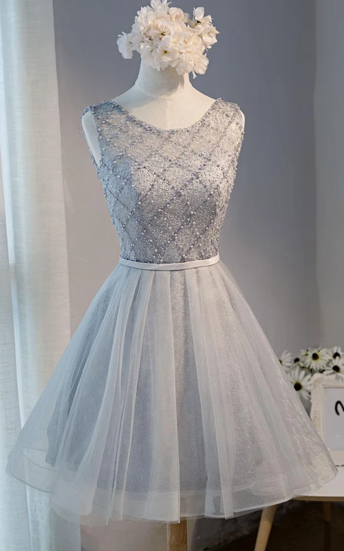 Vestido corto sin mangas con escote redondo y corsé de encaje en la espalda con abertura.
