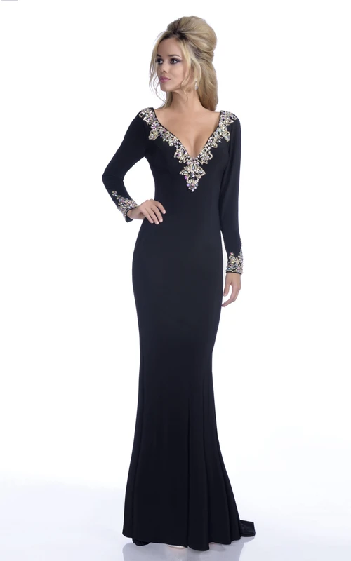 Vestido de fiesta de manga larga estilo sirena con escote en V, espalda baja en V y detalles de pedrería.