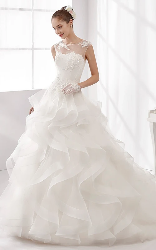 Vestido de novia de corte A con escote joya, volantes en cascada y escote sugerente.