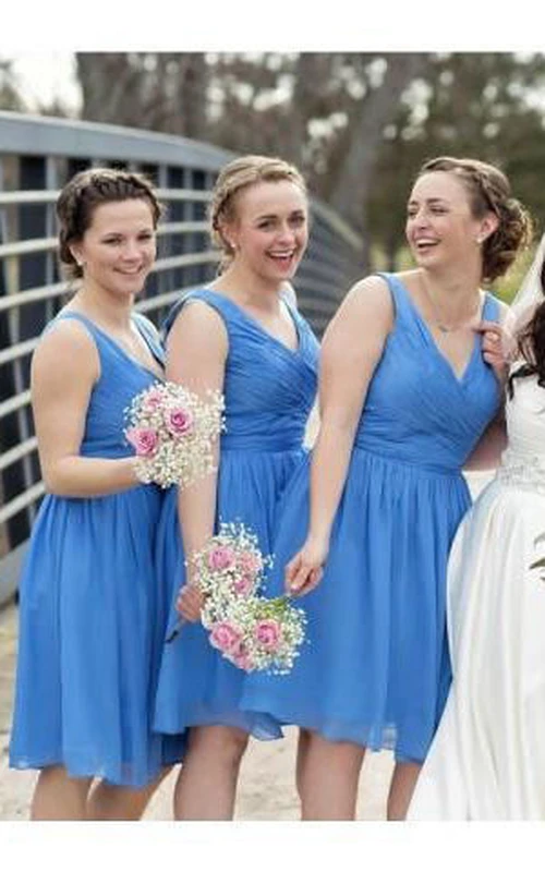 Kurzes, ärmelloses Chiffonkleid in A-Linie mit V-Ausschnitt, Drapierung und Reißverschluss