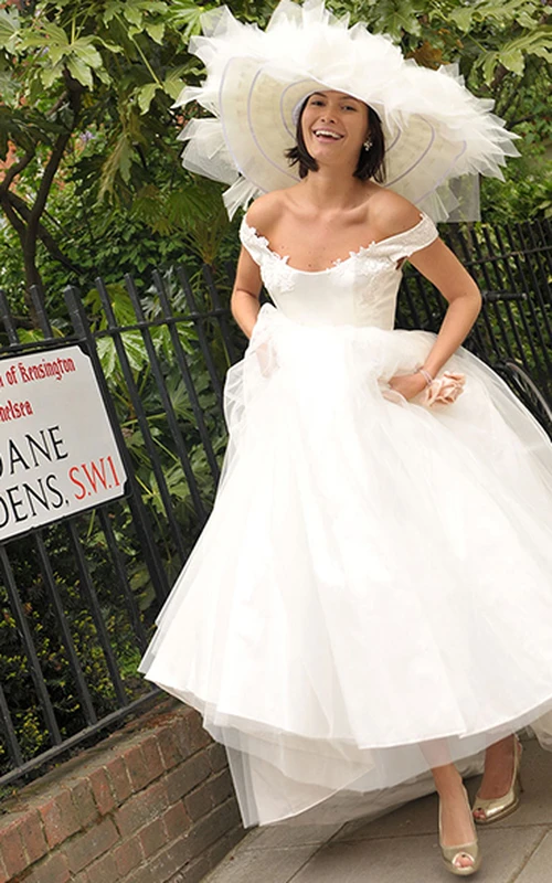 Robe de bal en tulle à épaules dénudées ornée d'appliqués