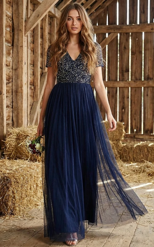 Vestido largo de gasa azul con escote en V y abalorios