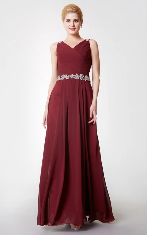 Robe longue en mousseline plissée à décolleté en V spectaculaire, bretelles et ceinture perlées