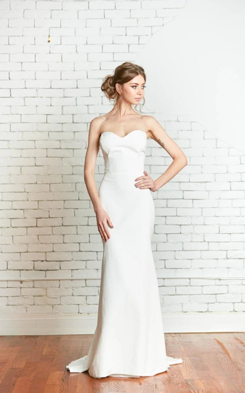 Vestido de dama de honor de satén estilo sirena con escote corazón y cola de corte.