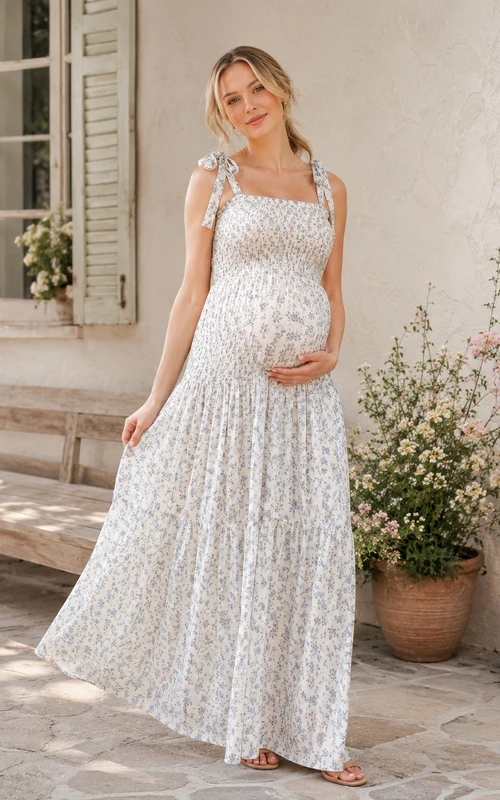 Vestido de jardín largo hasta el suelo con tirantes anudados y estampado floral blanco para embarazadas.