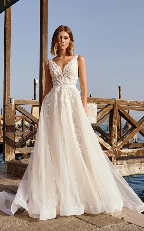 Vestido de novia de tul de corte imperio con escote en V, sin mangas, apliques de encaje y sin mangas.