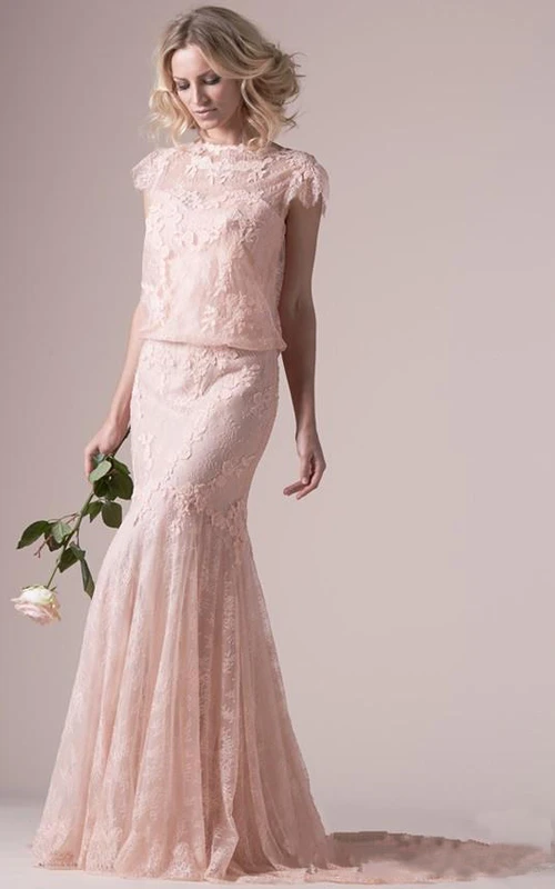 Vestido de encaje corto con capucha, apliques de murciélago, cola de cepillo y espalda descubierta con cremallera.