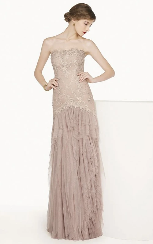 Langes, trägerloses Tüll-Abendkleid mit Muschelsaum, Spitzenoberteil und Stufenrock