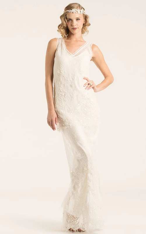 Robe de mariée longue en dentelle perlée à col en V et dos en V, ornée d'appliques.