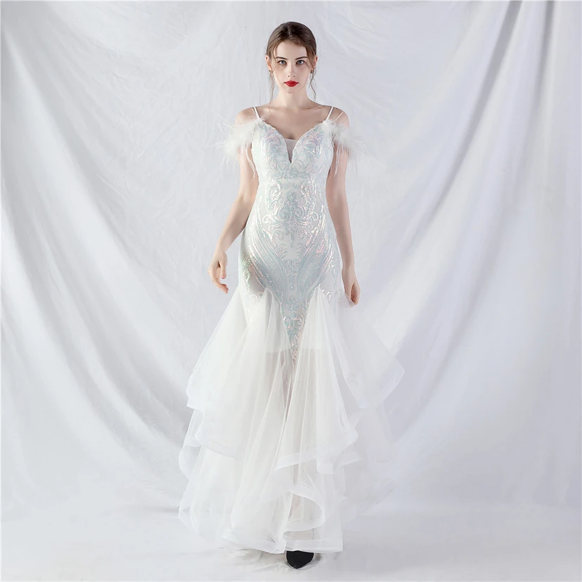 Robe de danse artisanale en filet rigide orné de plumes d'autruche, de perles et de fleurs, confectionnée en maille. view 10