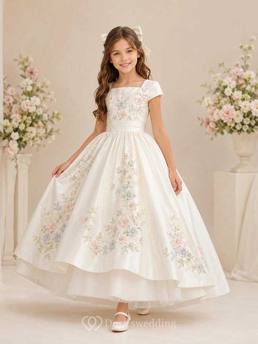Vestido de comunión de primavera con escote cuadrado, mangas cortas y estampado floral, corte asimétrico.