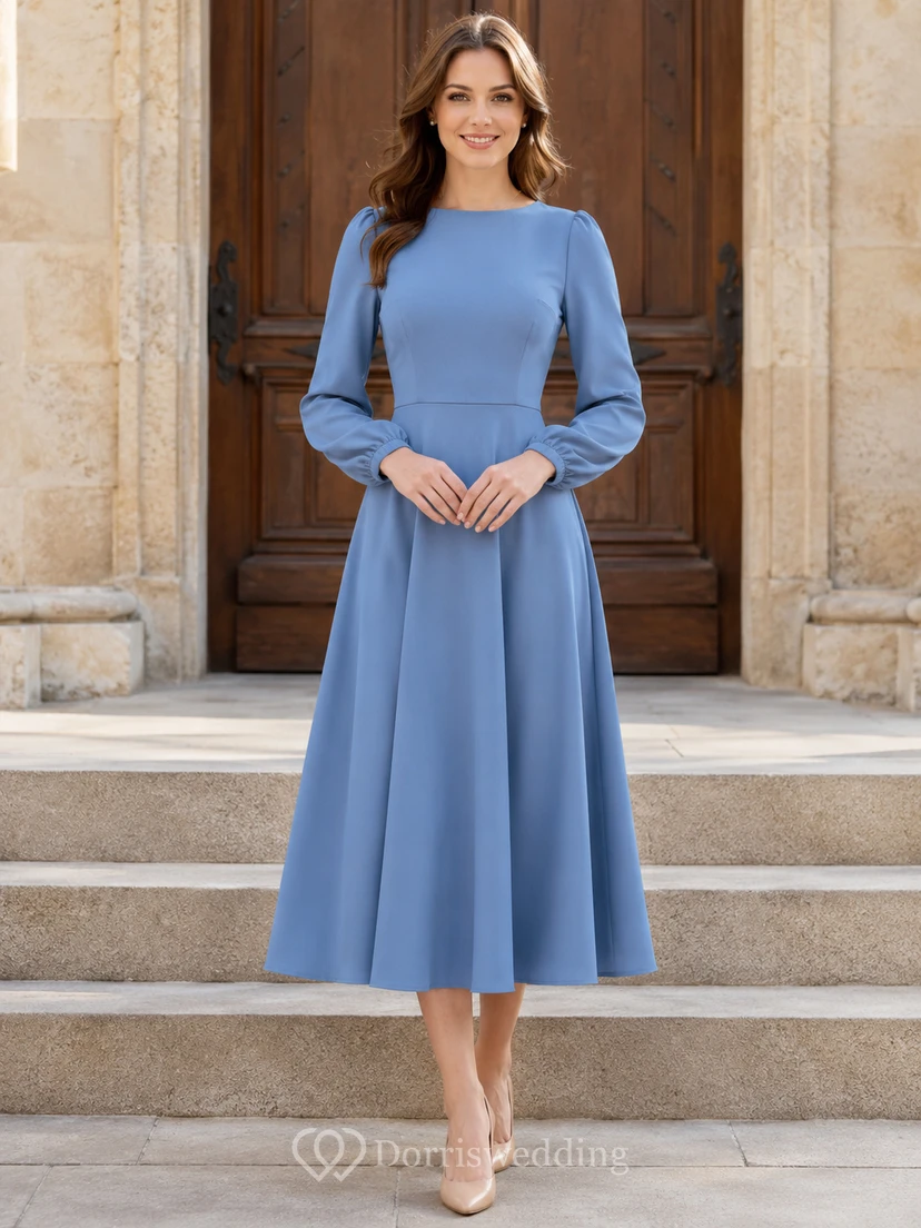 Staubblaues, langärmeliges, schlichtes Kapellenkleid mit Rundhalsausschnitt und dezentem Schnitt.