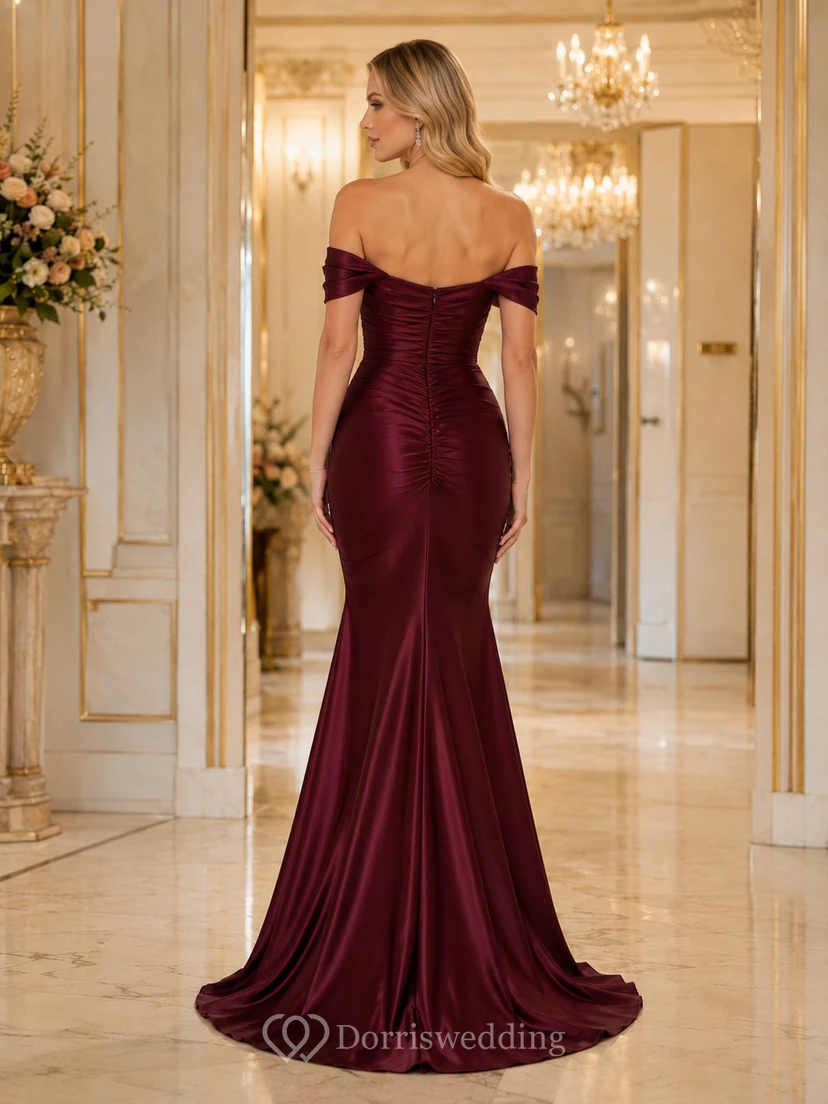 Vestido largo de satén fruncido de corte sirena color burdeos con hombros descubiertos para invitadas. view 2