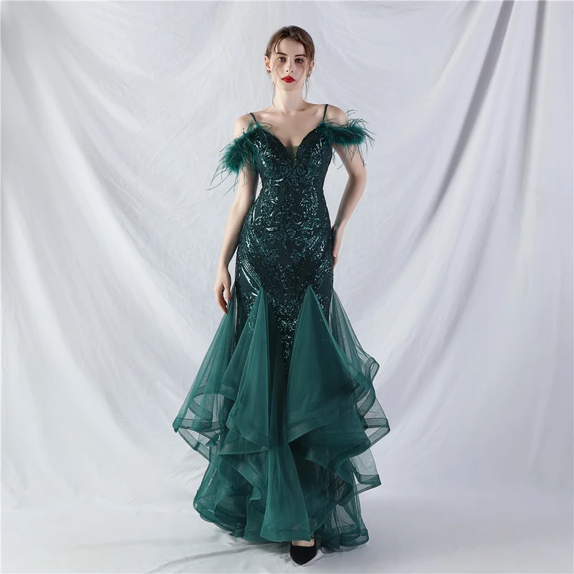 Robe de danse artisanale en filet rigide orné de plumes d'autruche, de perles et de fleurs, confectionnée en maille. view 51