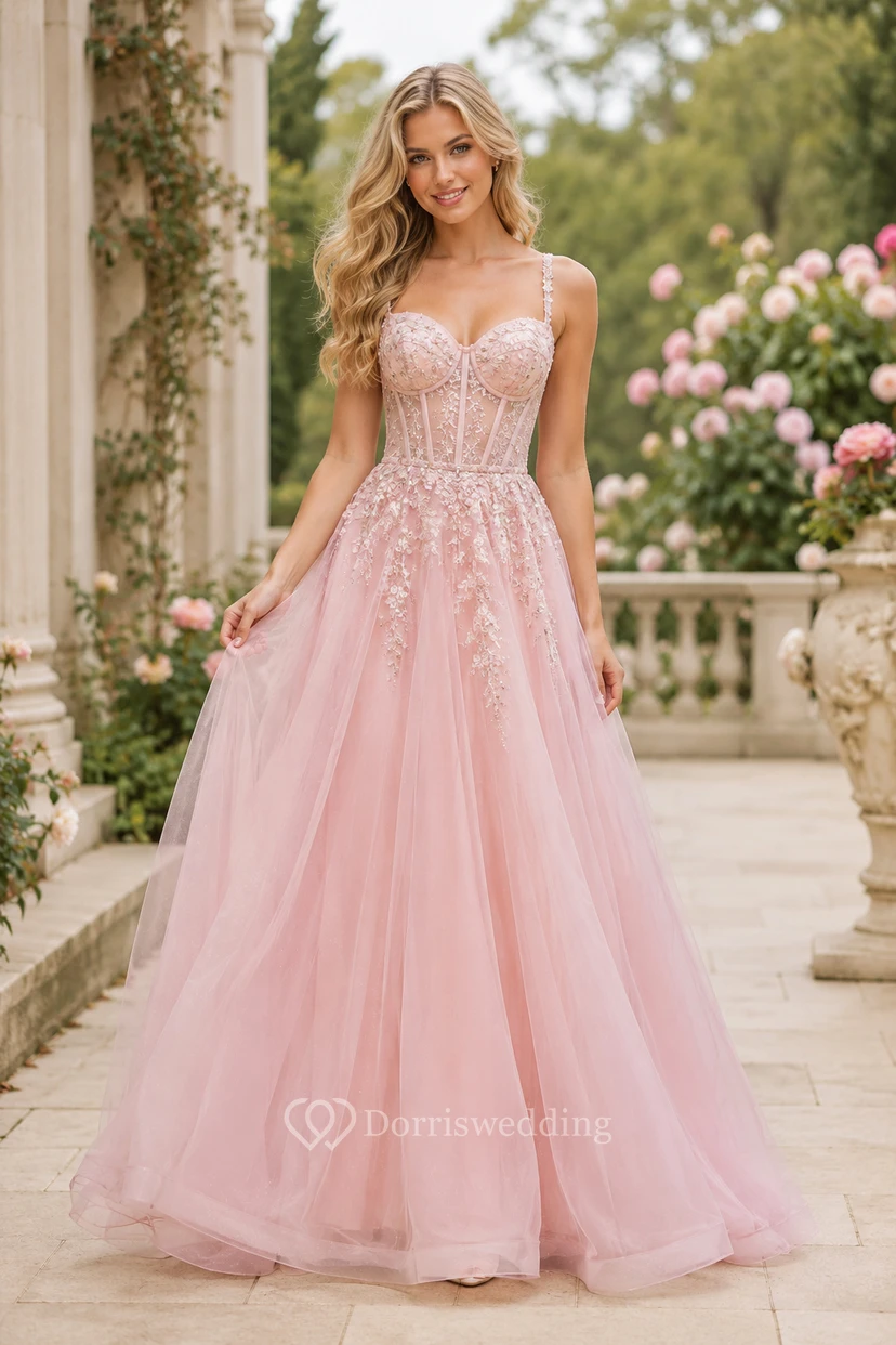 Robe de soirée rose poudré à fines bretelles en tulle, coupe trapèze, ornée d'appliqués de dentelle, idéale pour les demoiselles d'honneur, les invitées et les réceptions formelles.