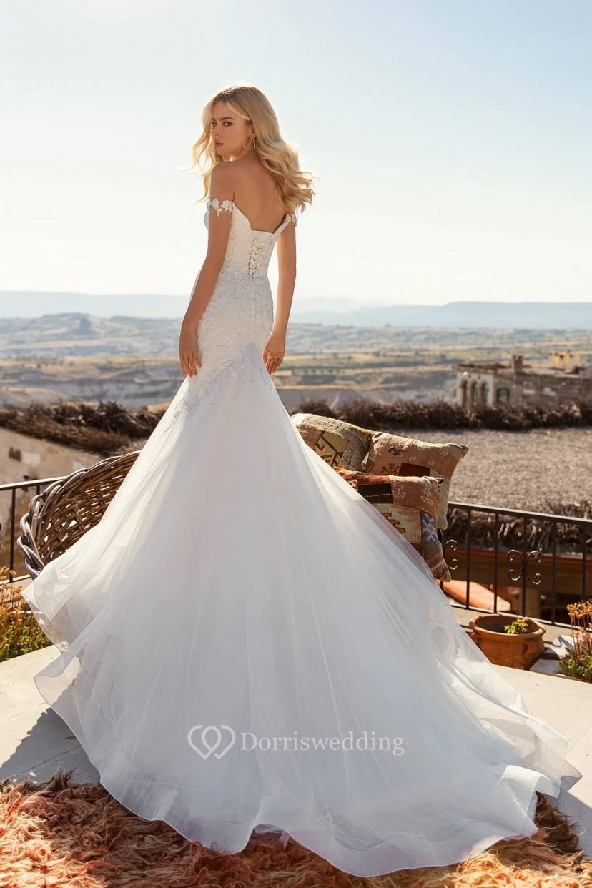 Robe de mariée sirène sexy en dentelle et tulle, dos corset avec traîne chapelle, épaules dénudées view 2