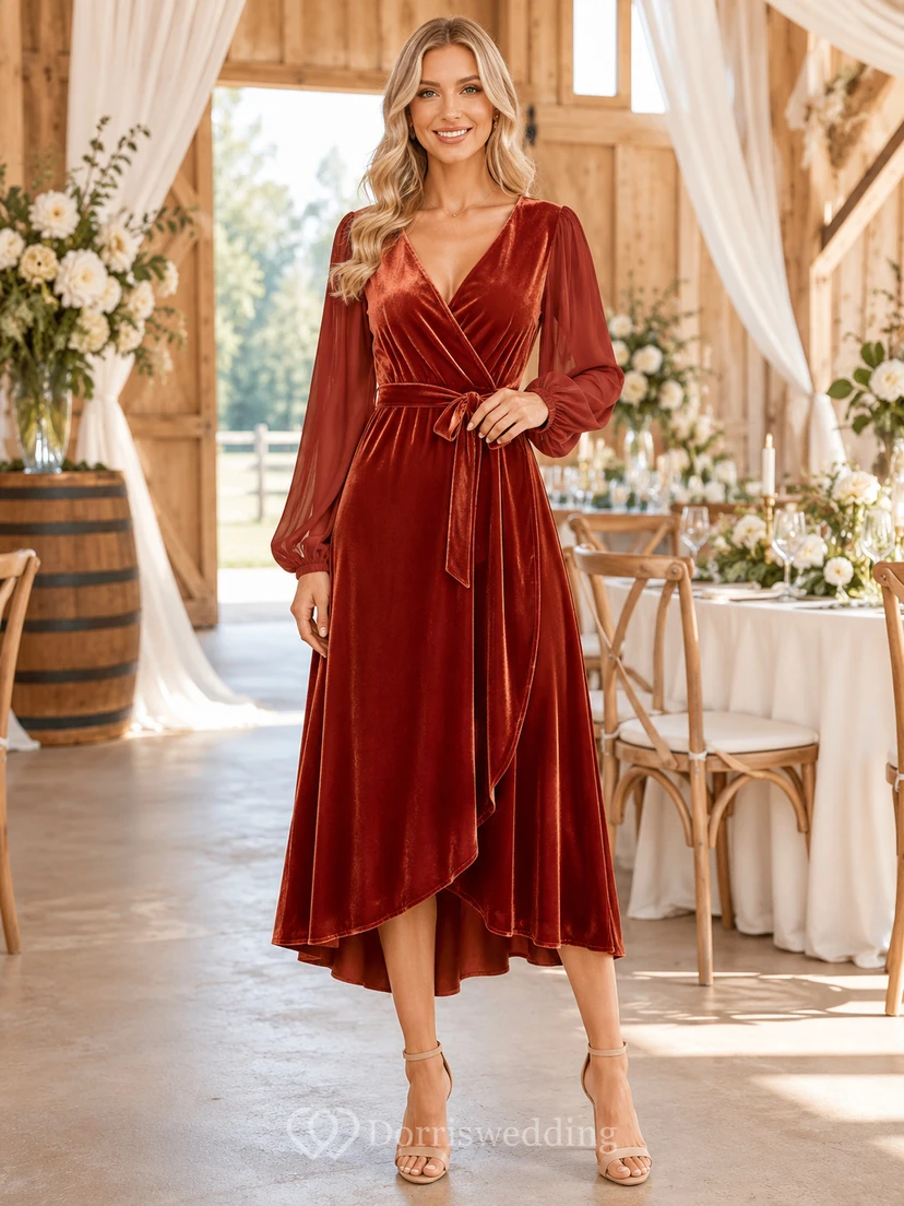 Orangefarbenes, langärmeliges Samt-Wickelkleid mit V-Ausschnitt und asymmetrischem Saum – perfekt als Gastkleid für eine Scheunenhochzeit.