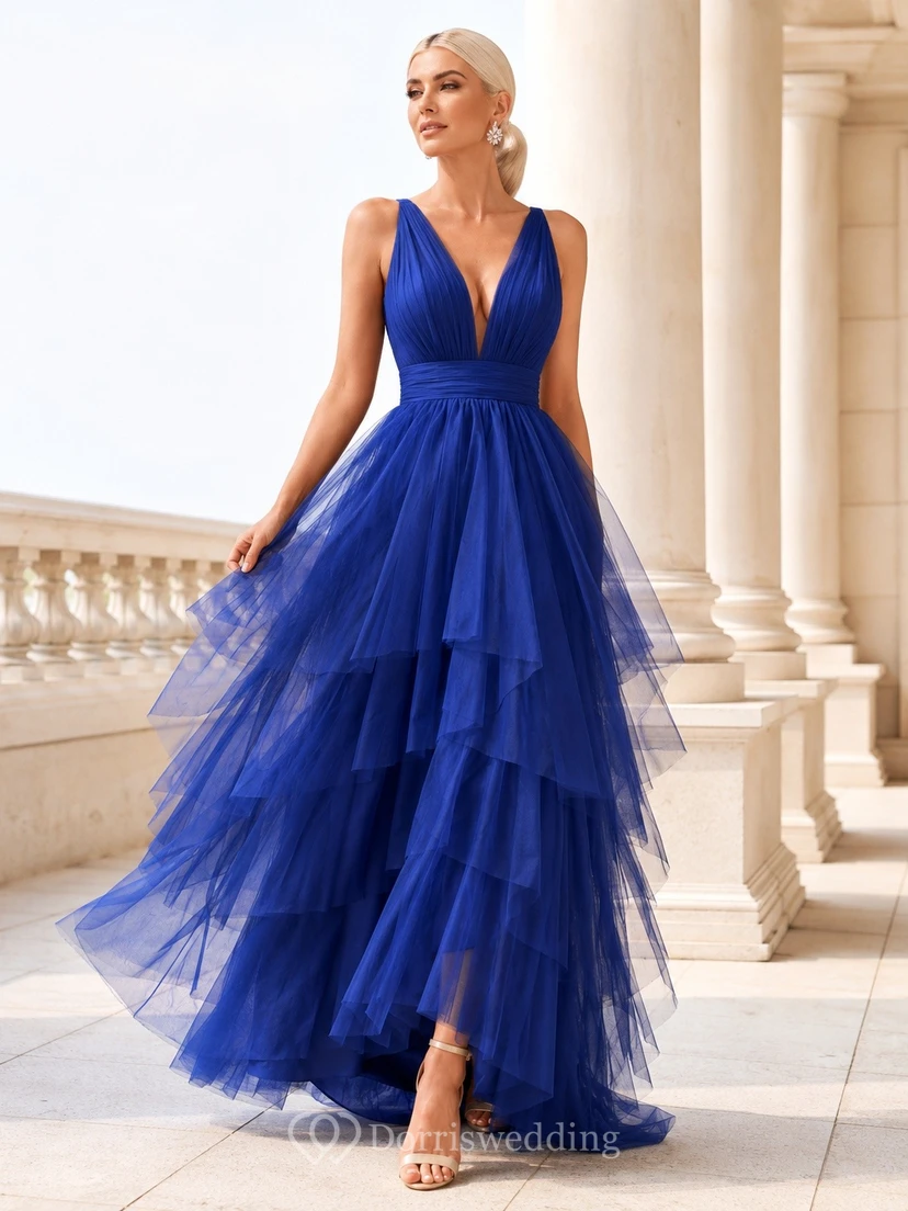 Robe de bal bleu roi sans manches à col en V et tulle superposé asymétrique