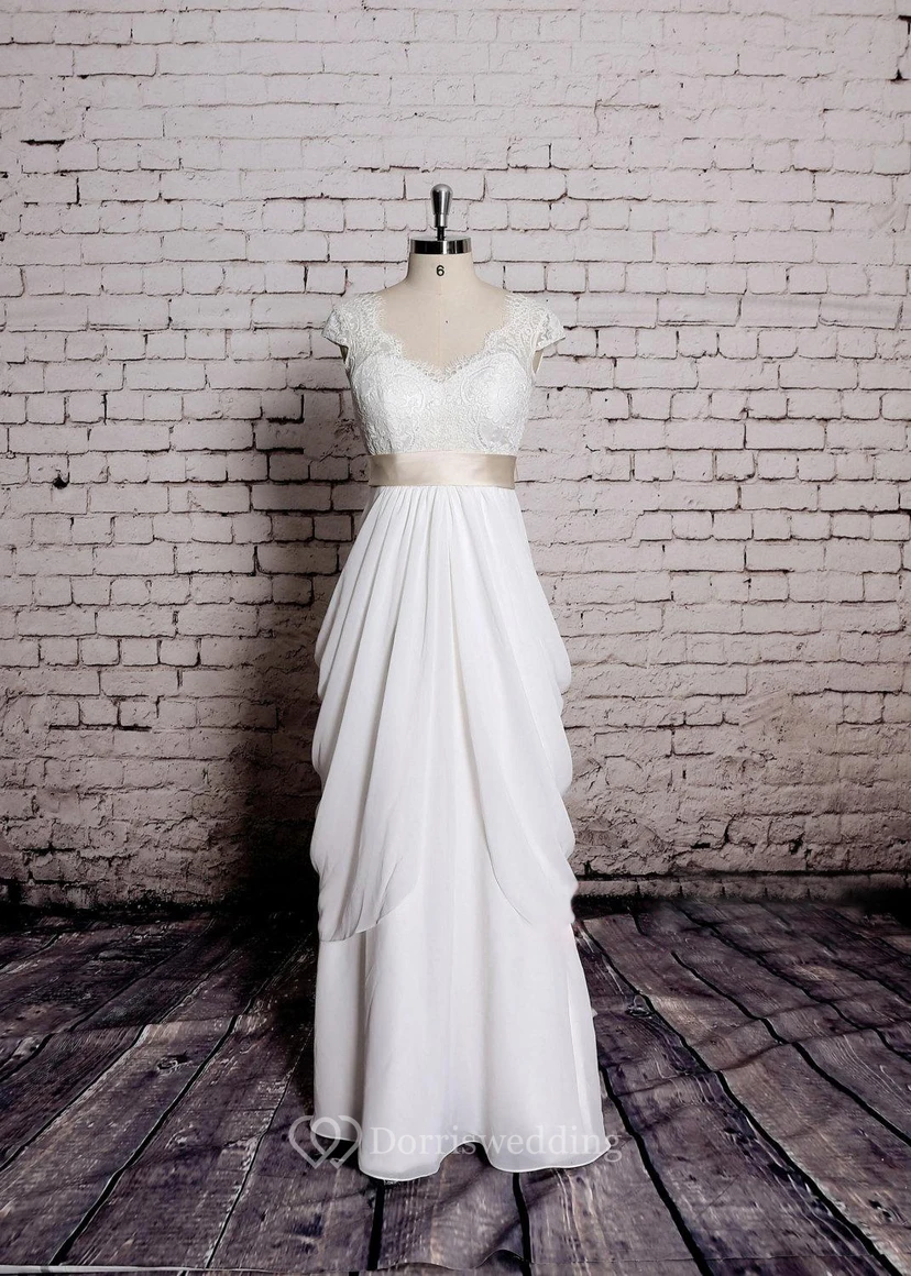 Langes Chiffonkleid in A-Linie mit kurzen Ärmeln, V-Ausschnitt und Satinband
