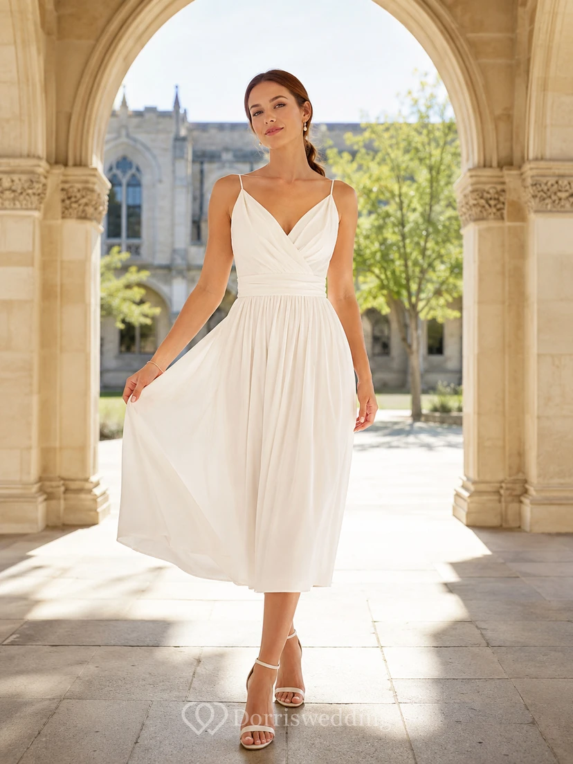 Robe midi blanche à bretelles spaghetti et col en V pour photo de remise de diplôme
