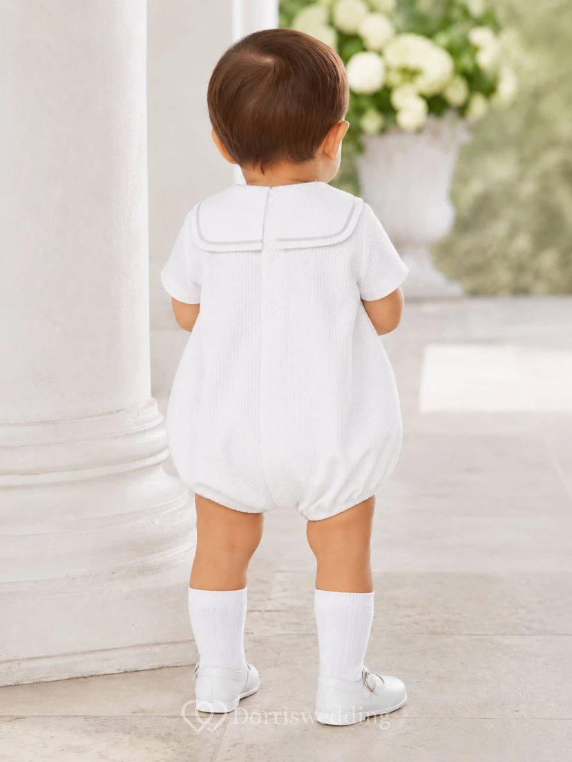 Pelele blanco de manga corta con cuello marinero y pliegues para bautizo de bebé niño view 2