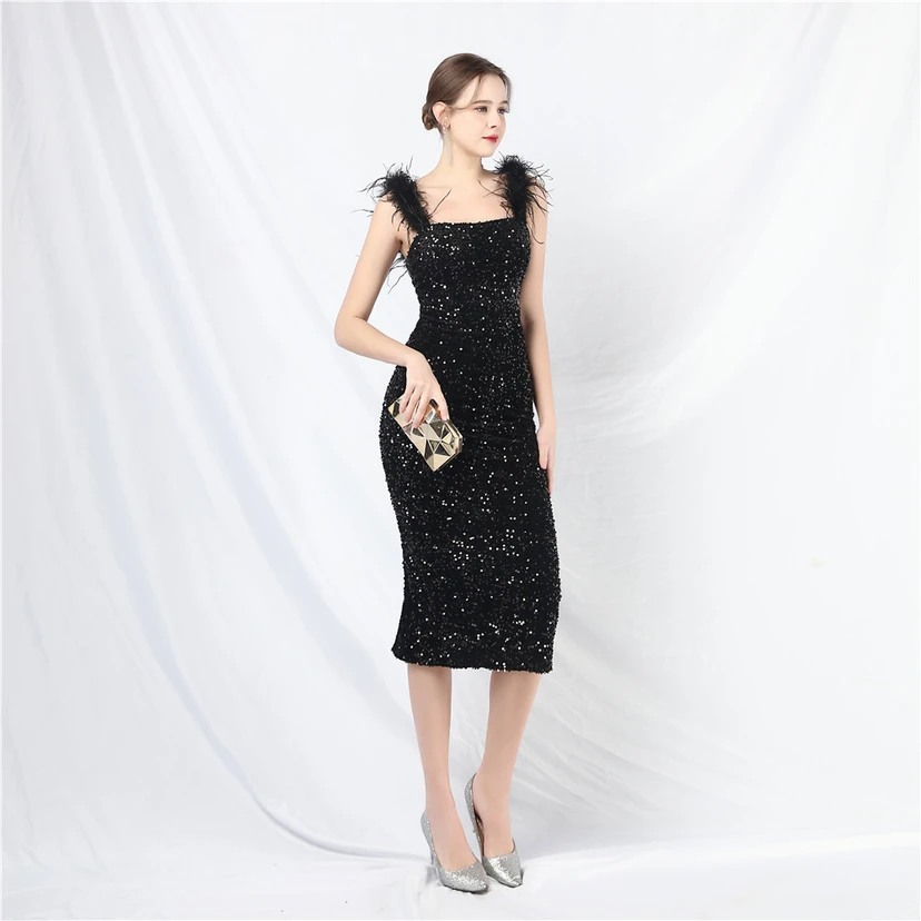 Handgefertigtes, perlenbesetztes Abendkleid aus Straußenfedern und Pailletten view 50