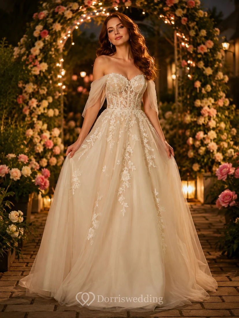 Champagnerfarbenes schulterfreies Brautkleid mit floralen Applikationen für den Abendgarten