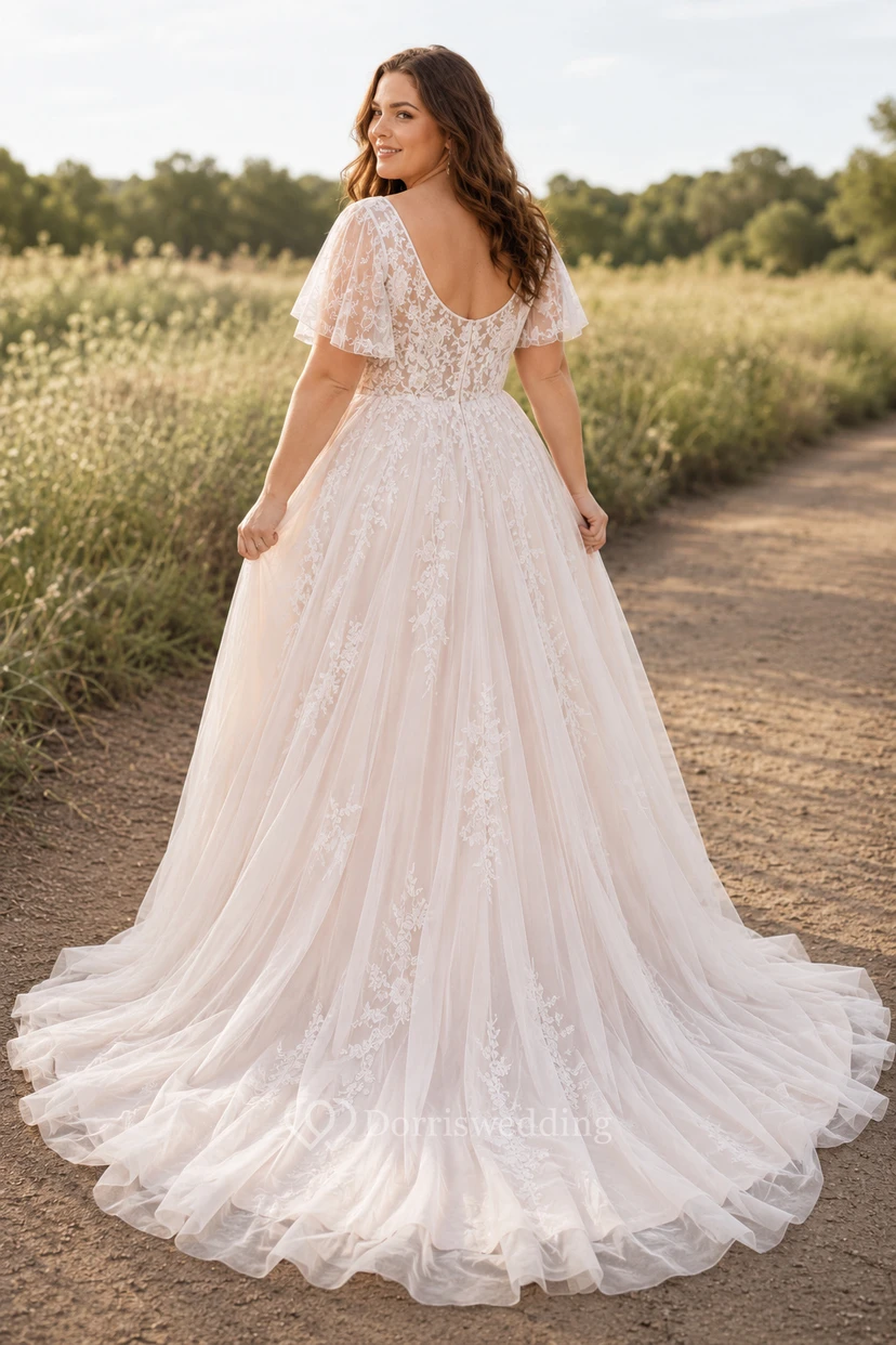 Robe de mariée grande taille à manches courtes, col en V, coupe trapèze en dentelle et traîne en tulle view 2
