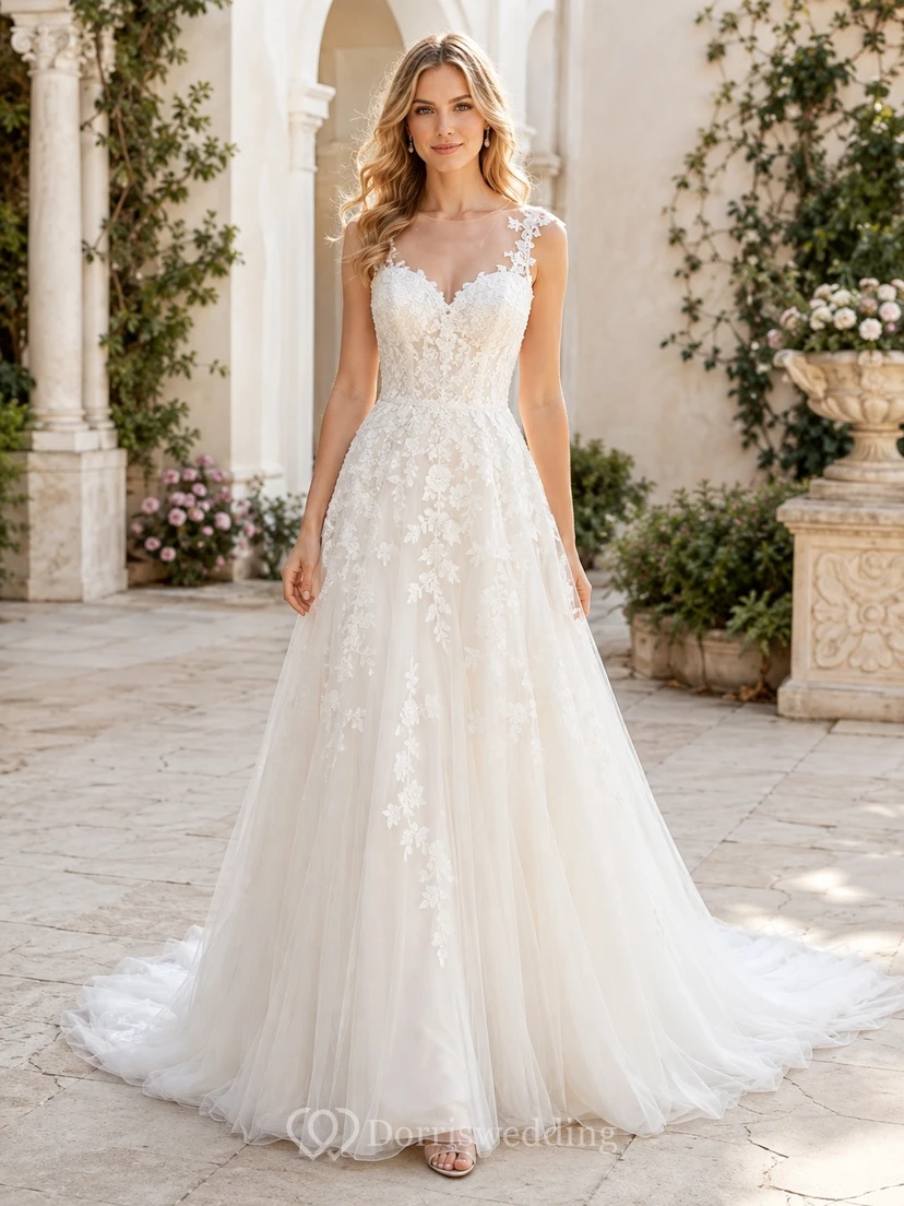 Robe de mariée élégante et romantique en dentelle, coupe trapèze, décolleté cœur, sans manches, ornée d'appliqués et d'une traîne chapelle