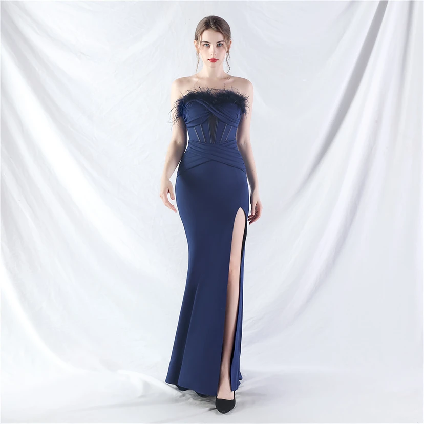 Fischgrätmusterweste, tailliertes Satinkleid mit Faltenwurf, handgefertigtes High-End-Abendkleid mit Straußenfedern view 10