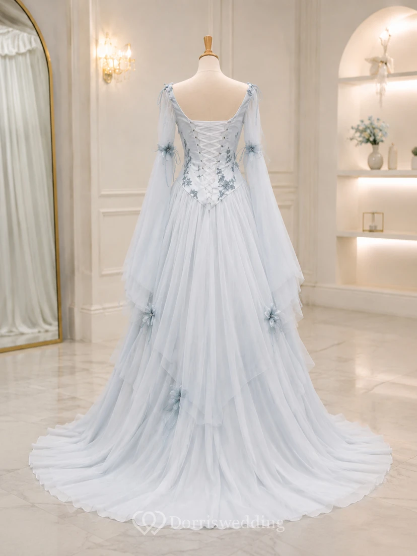 Robe de bal en mousseline de tulle, coupe trapèze, longueur au sol, traîne courte, manches longues et laçage au dos. view 7