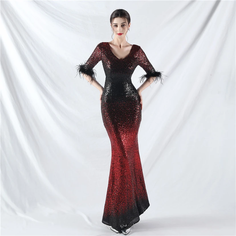 Robe de soirée artisanale à manches longues ornée de plumes d'autruche et de perles dégradées view 12