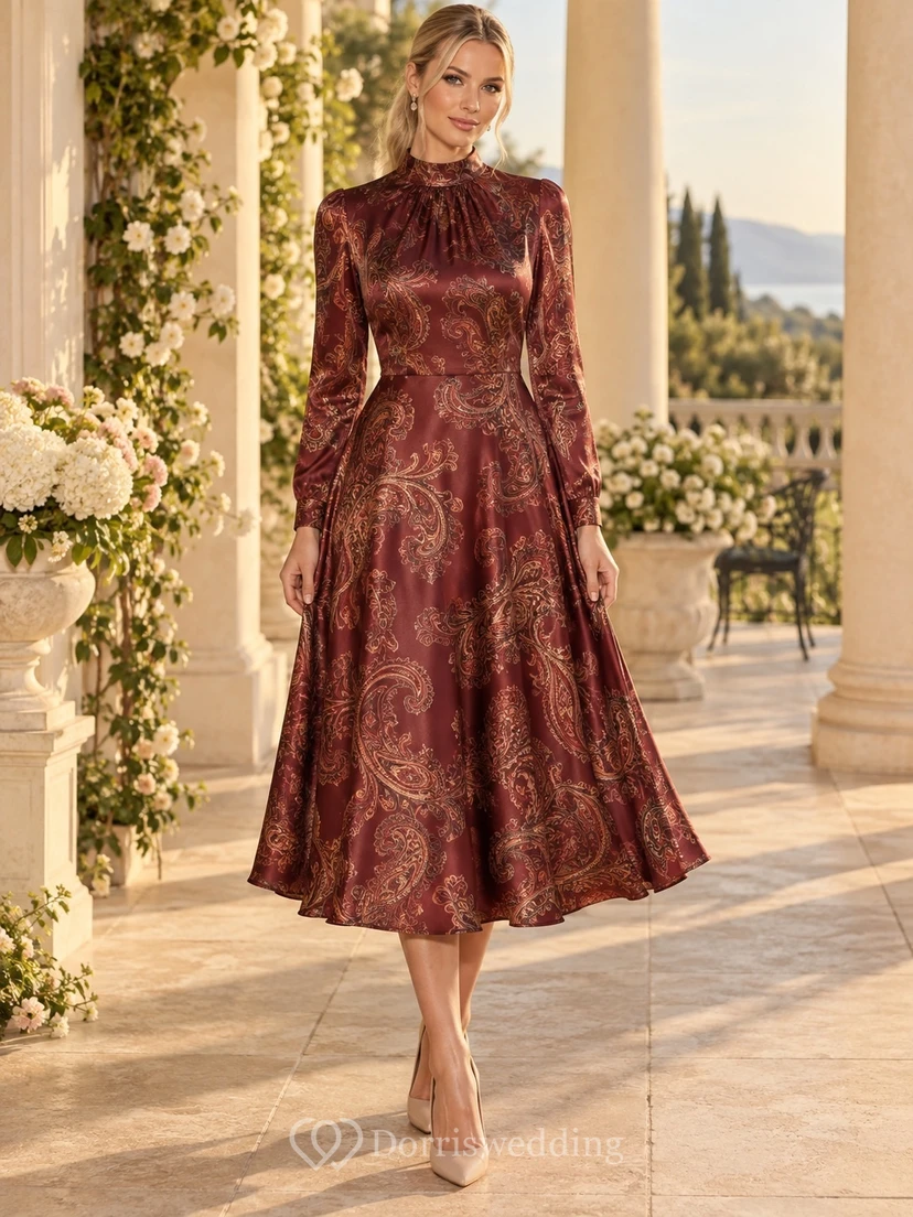 Vestido de fiesta de satén burdeos con estampado paisley, corte en A, cuello alto y manga larga hasta la rodilla.