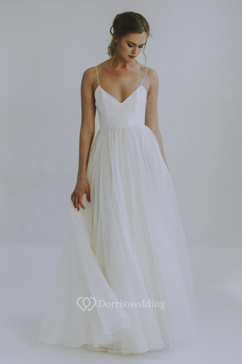 Vestido de novia sexy de corte A con tirantes finos y tul.