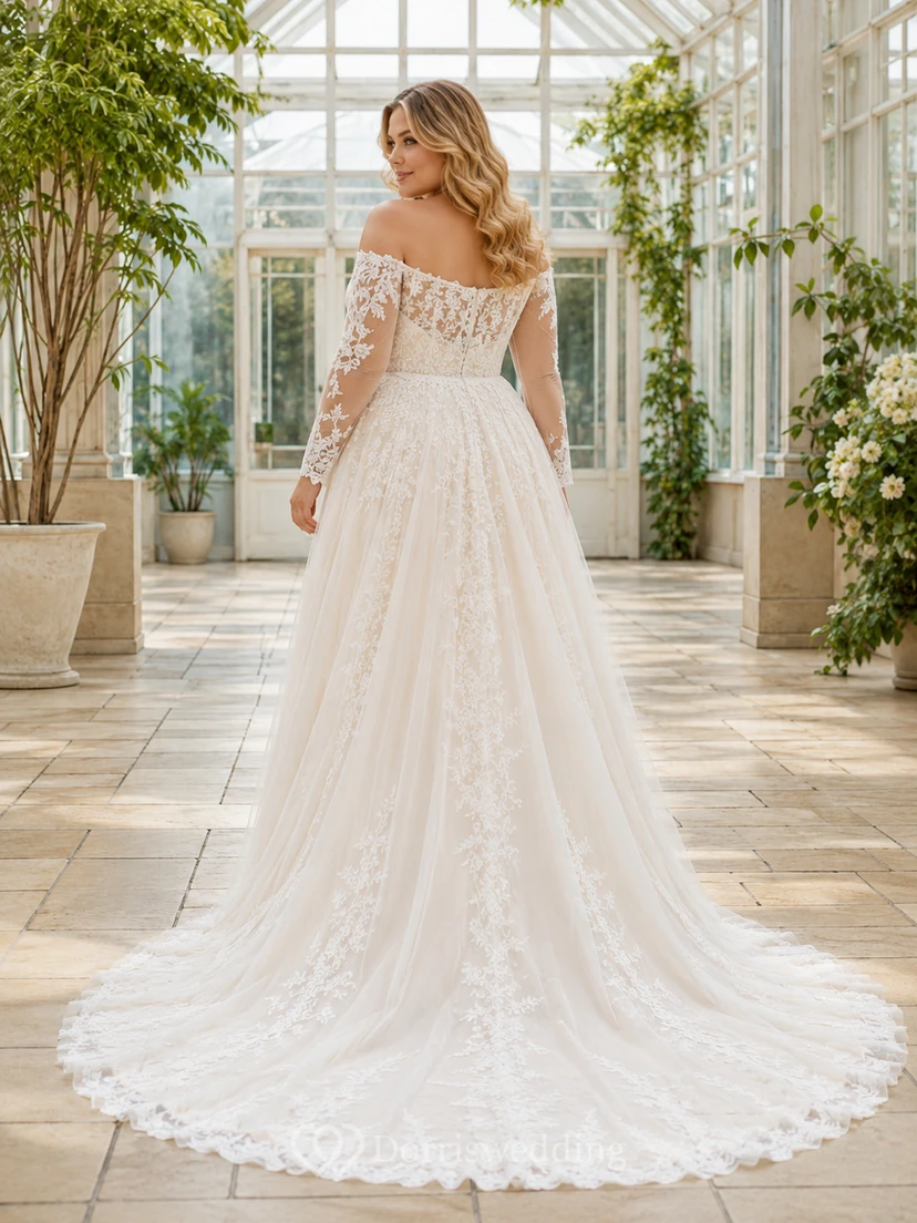 Robe de mariée bohème grande taille à épaules dénudées, manches longues en dentelle illusion, coupe trapèze, style chapelle view 2
