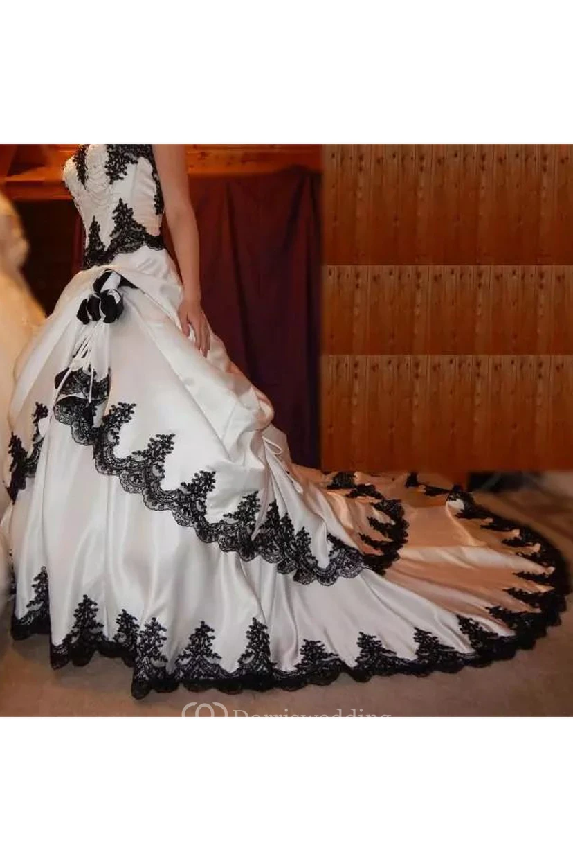 Vestido de novia de princesa estilo princesa, de tafetán, con escote corazón, sin mangas, cola catedral, volantes en cascada y capas.