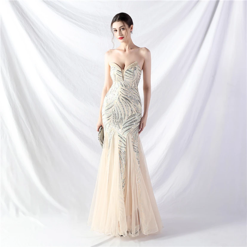 Schwer gearbeitetes, perlenbesetztes Abendkleid aus Netzgewebe mit superdichter Paillettenbesatz view 59