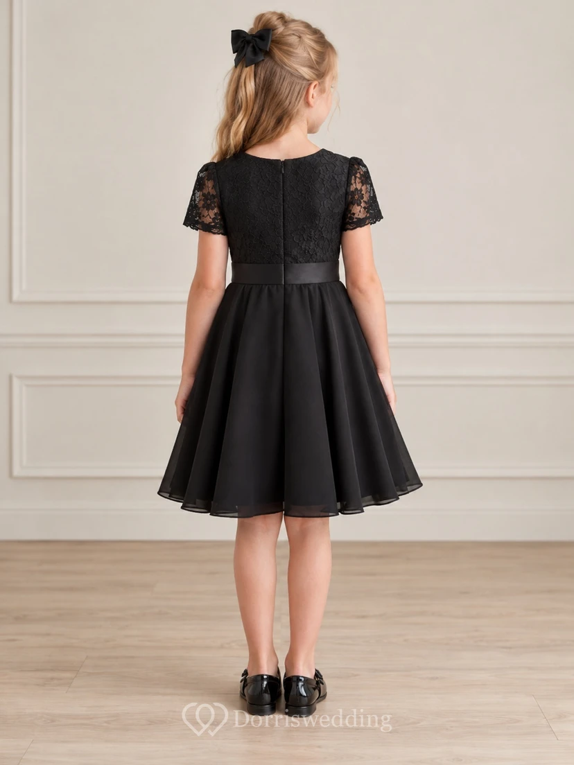 Schlichtes schwarzes Satin-Blumenmädchenkleid mit Rundhalsausschnitt, Spitzenärmeln und Satinärmeln view 2