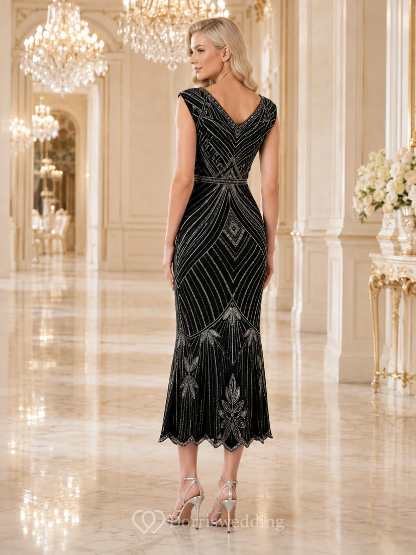 Vestido de invitada estilo sirena con escote en V y detalles de cuentas, color negro y plateado, estilo art déco. view 2