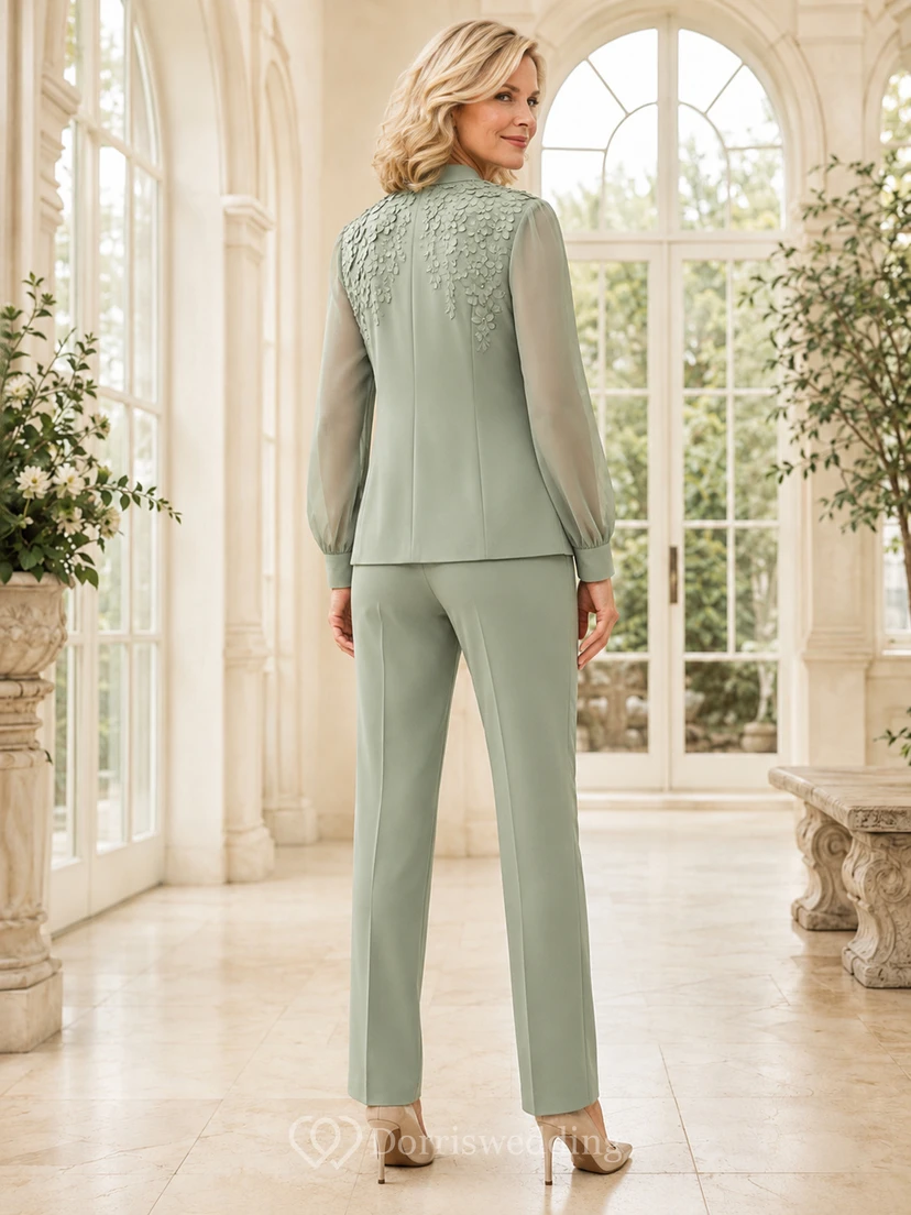 Elegantes, tailliertes Hosenkostüm mit floralen Applikationen, transparenten Ärmeln und schmal zulaufenden Knöchelhosen in Salbeigrün für die Mutter der Braut. view 2