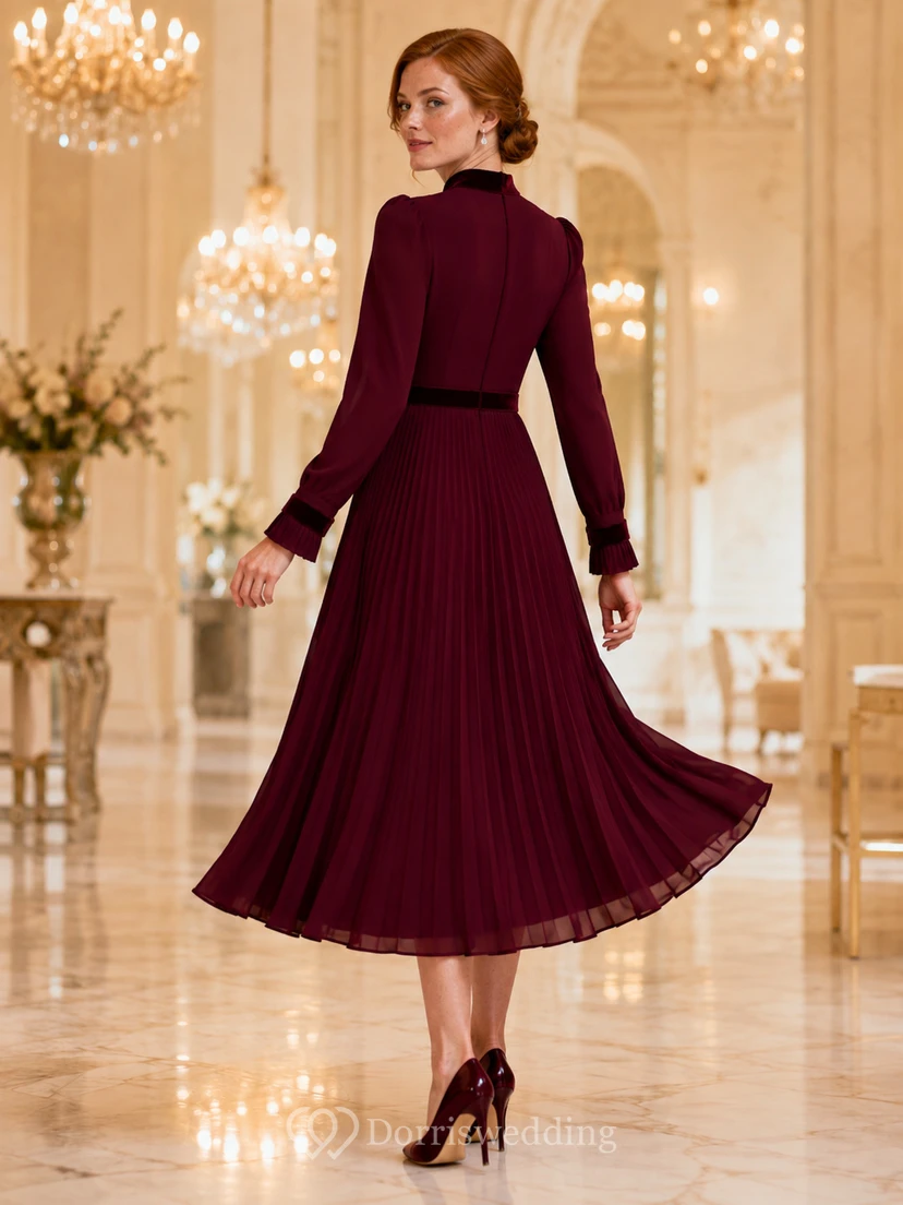 Vestido de invitada de gasa plisada de cuello alto color burdeos, largo hasta la rodilla view 2