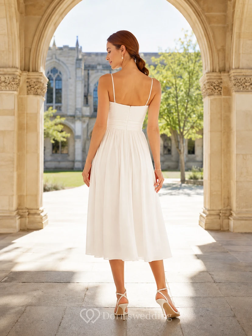 Robe midi blanche à bretelles spaghetti et col en V pour photo de remise de diplôme view 2