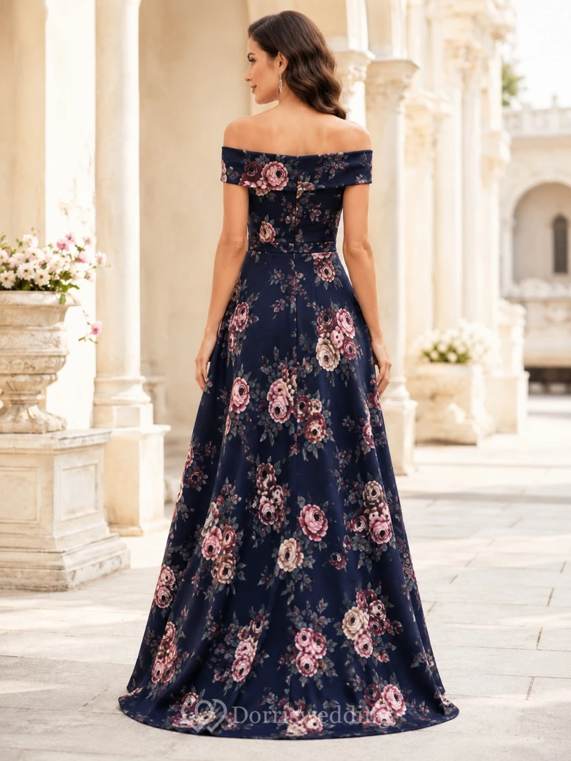 Robe de soirée romantique bleu marine foncé à fleurs, épaules dénudées, en mousseline, coupe trapèze asymétrique. view 2