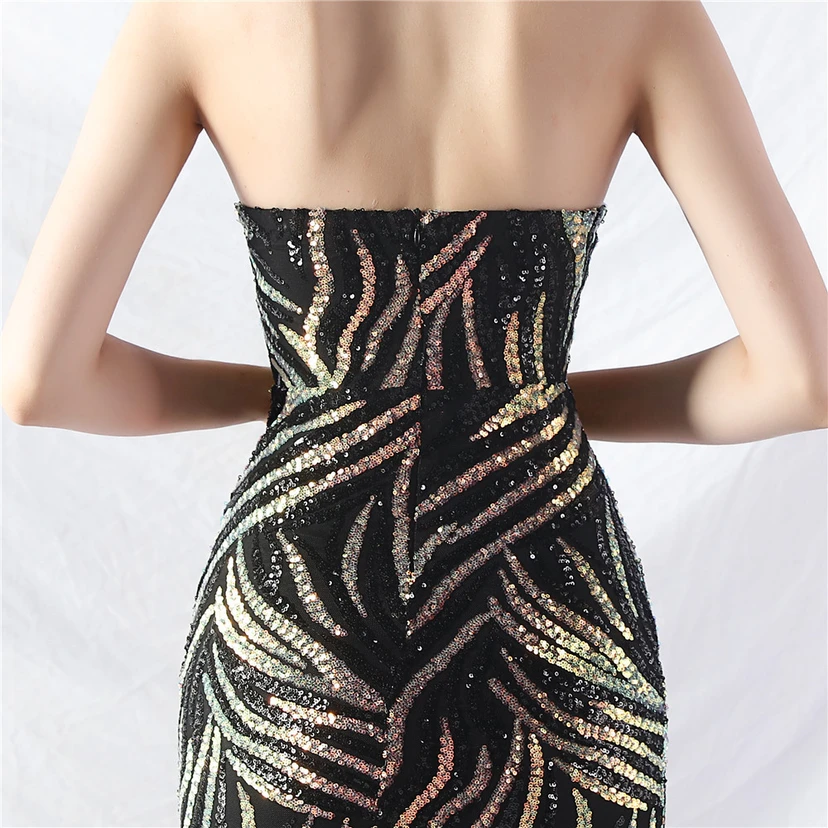 Schwer gearbeitetes, perlenbesetztes Abendkleid aus Netzgewebe mit superdichter Paillettenbesatz view 79