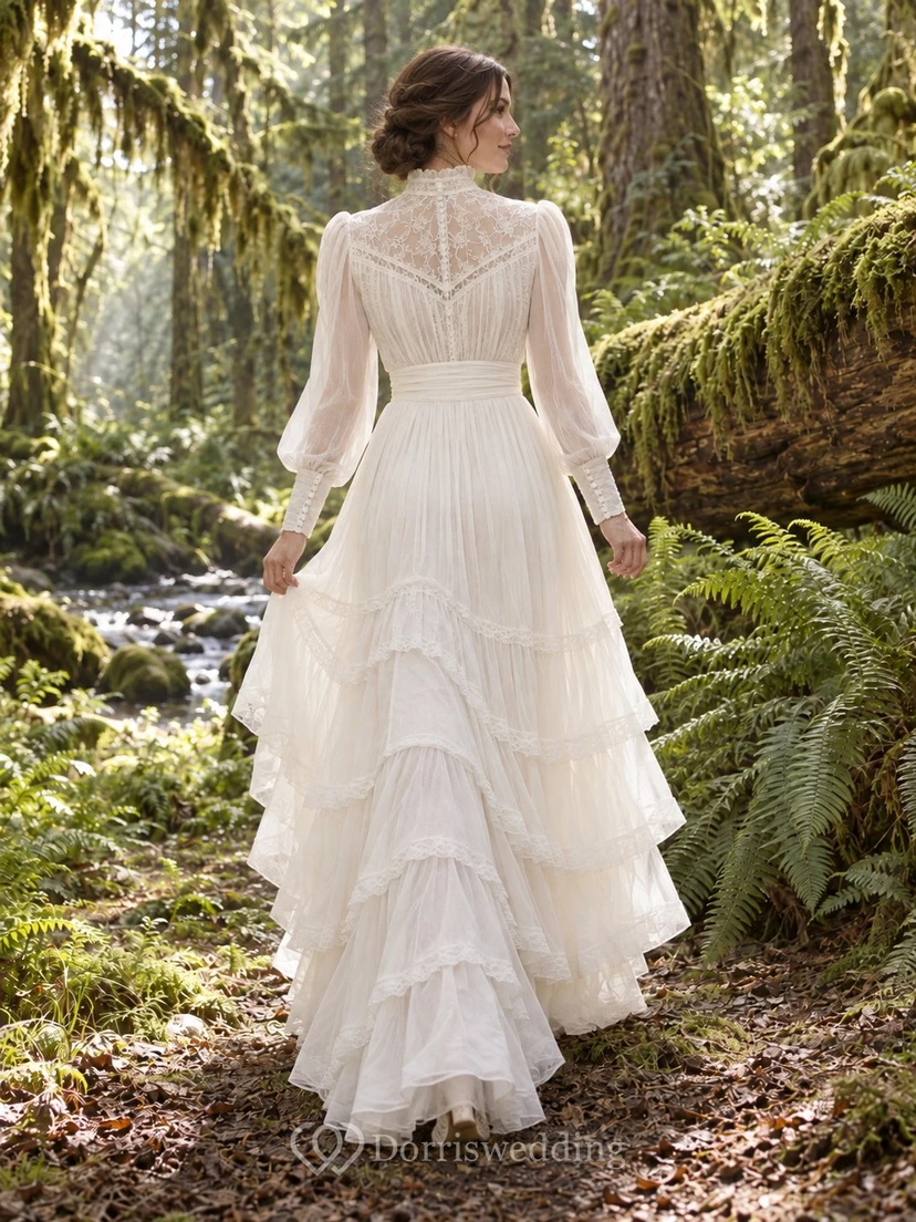 Vestido de novia vintage de voile tejido con escote alto, mangas largas y bajo asimétrico. view 2