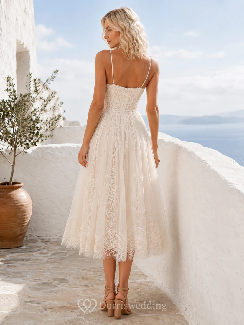 Robe de mariée bohème à bretelles spaghetti en dentelle, coupe trapèze, longueur thé, style bohème view 2