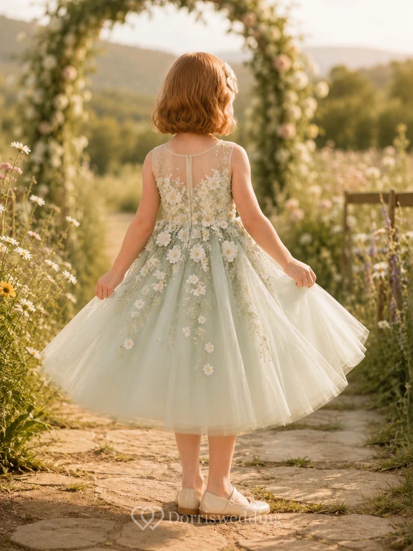 Robe bohème mi-longue trapèze pour demoiselle d'honneur, en tulle sauge et dentelle, ornée d'appliqués floraux et d'un col bijou. view 2