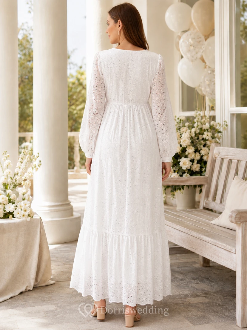 Vestido blanco de maternidad con cuello joya, manga larga, encaje calado y falda escalonada hasta el tobillo. view 2